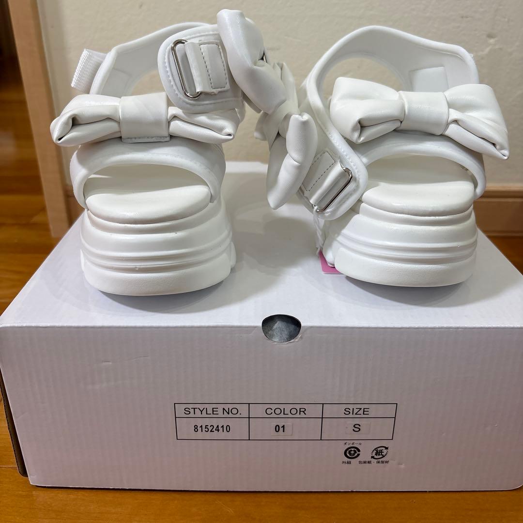 メゾピアノジュニア　リボン付きホワイト厚底サンダル　S(22〜22.5cm)