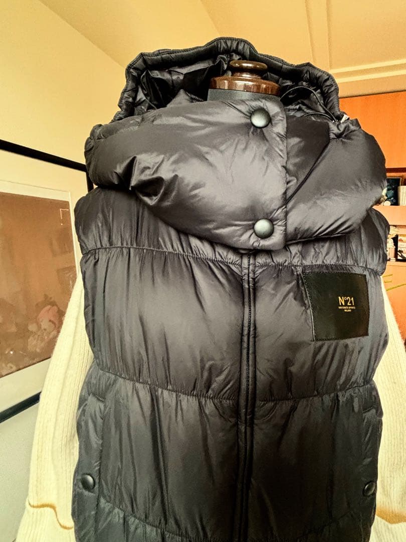 N°21☆ヌメロヴェントゥーノ☆ロゴパッチデザインダウンベスト - メルカリ