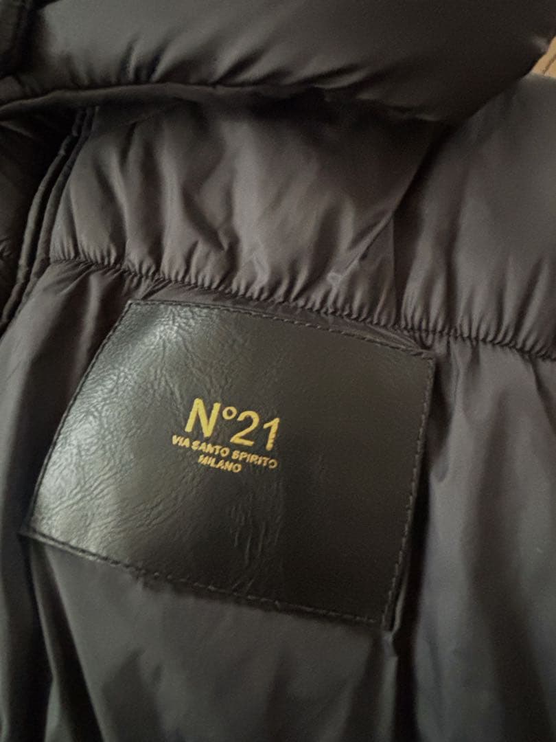 N°21☆ヌメロヴェントゥーノ☆ロゴパッチデザインダウンベスト - メルカリ