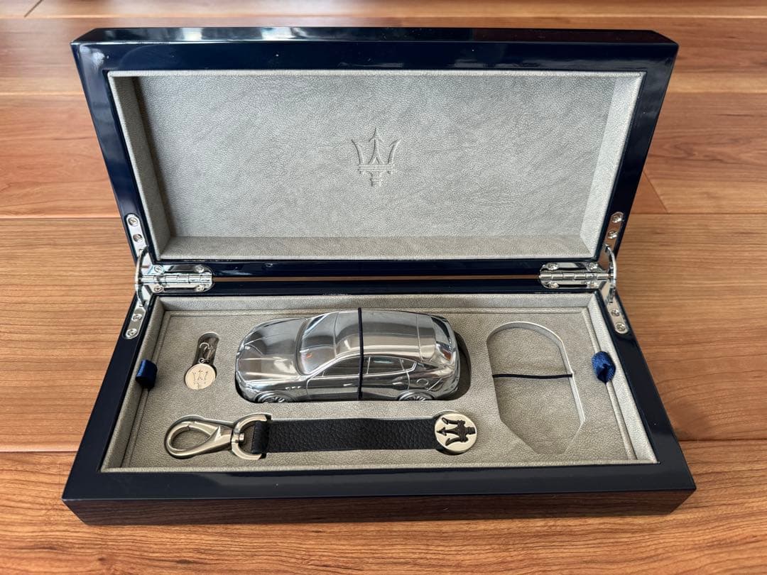 マセラティ ノベルティ レザーキーリング チャーム レヴァンテ メタル