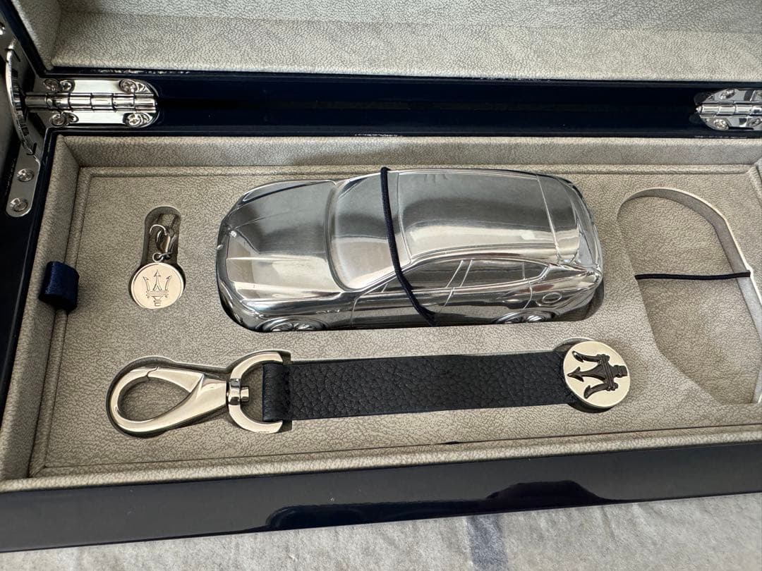 マセラティ ノベルティ レザーキーリング チャーム レヴァンテ メタル