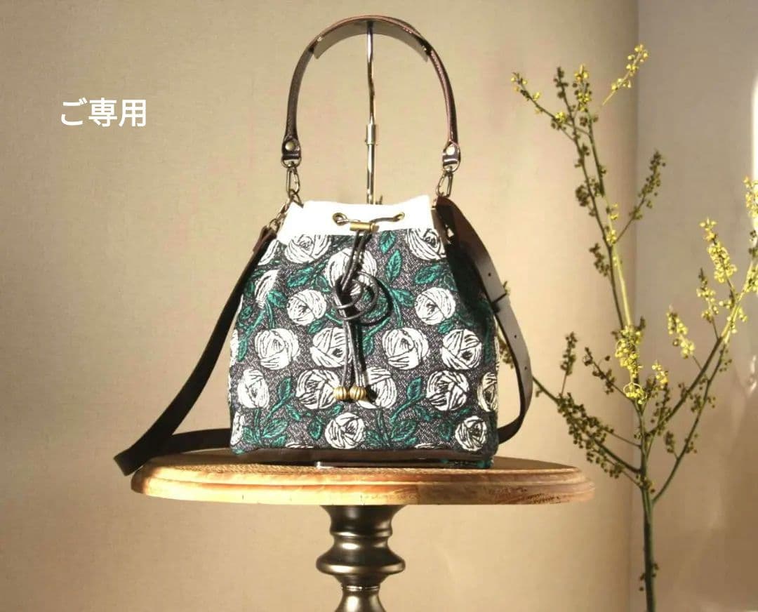 『丸みを帯びた2way巾着バッグ』(М) 　ミナペルホネン 限定価格⚮̈ミナペルホネン tambourine navy ネリオバッグ あおり巾着