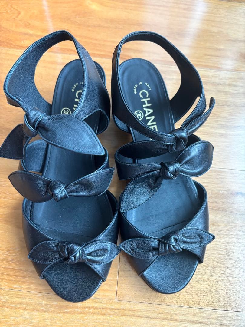 CHANEL ブラックリボンサンダル 37ハーフ - メルカリ
