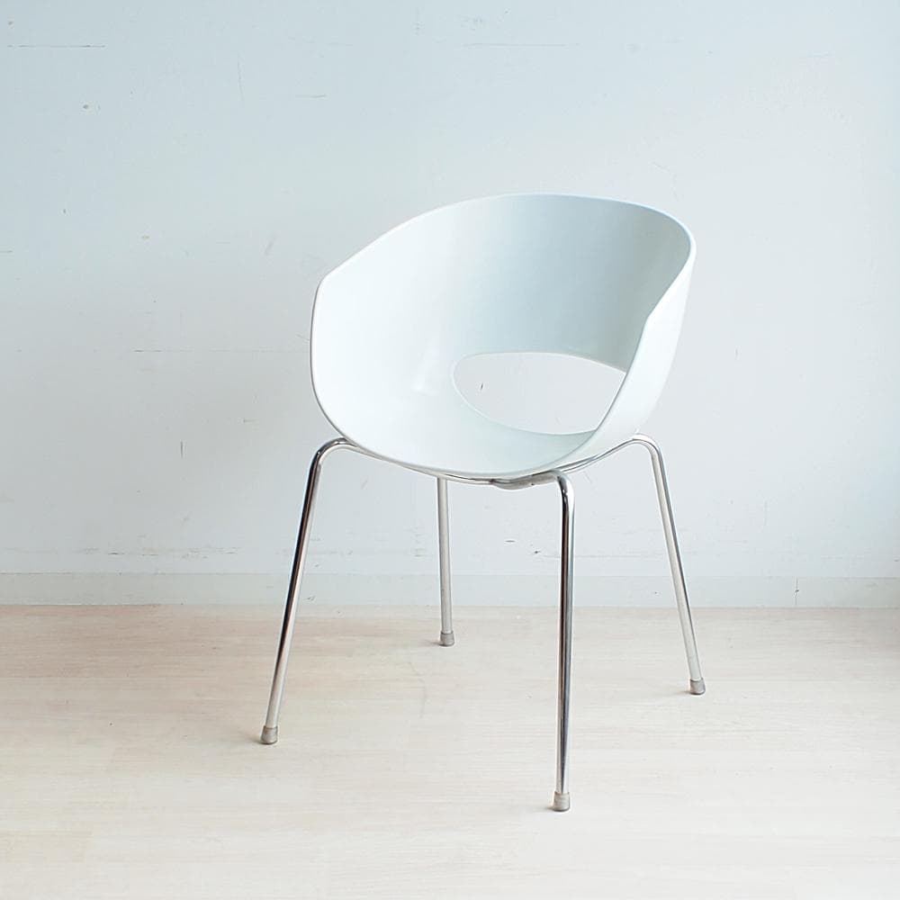 イタリアモダン シンテシ/SINTESI 「ORBIT LARGE」 チェア Sintesi Orbit Large Retro White Chairs - a Pair - Design Plus Gallery