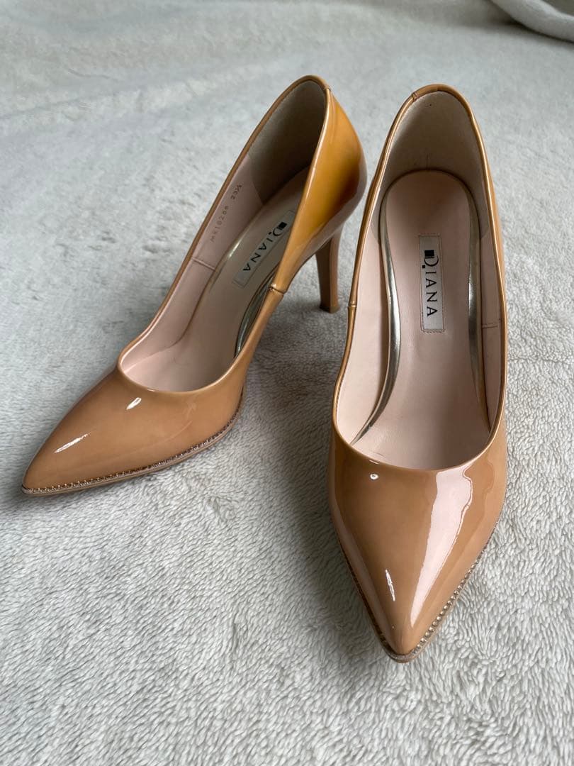 DIANA レザー エナメル パンプス ベージュ 23.5cm - メルカリ