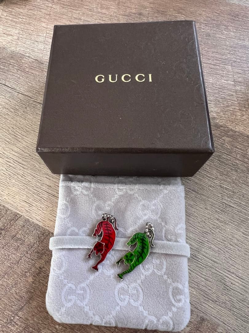 グッチbtsテテ着用 未使用に近いネックレスチャーム レッド、グリーン