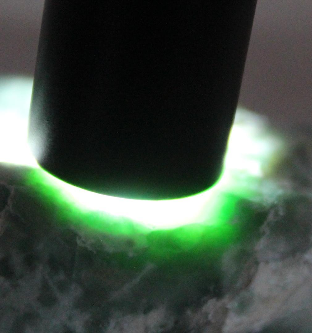 ［濃いめの緑］糸魚川翡翠 原石 131.5g