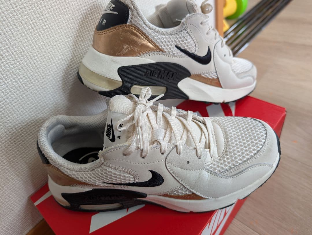 NIKE エア マックス エクシー ホワイト×ゴールド - メルカリ