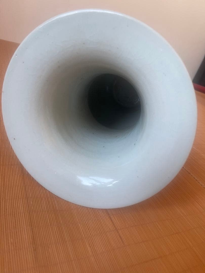 中国景徳鎮。大明成化底款，年代不明(清晚期 缠蓮枝双喜撇口瓶