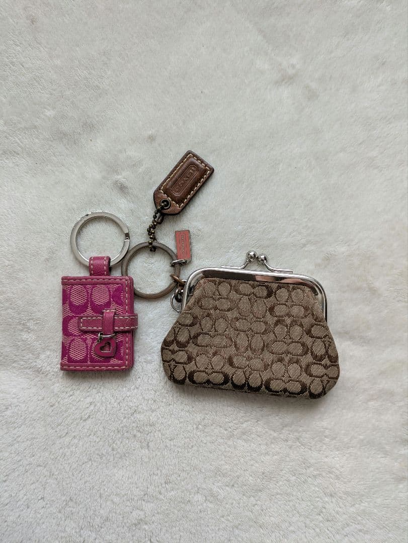 る*い様 COACHのブラウンケースとフォトアルバム型のキーホルダー る*い様 COACHのブラウンケースとフォトアルバム型のキーホルダー 2個