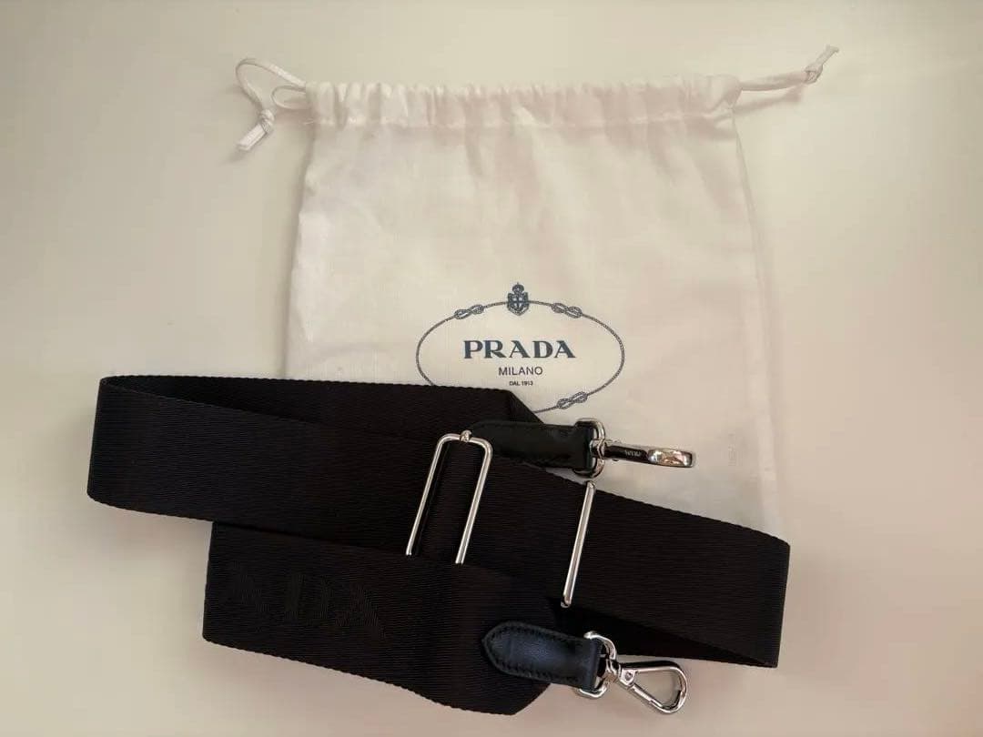 PRADA ナイロンバッグのストラップ 黒 PRADA (プラダ) ナイロン フロントメタル ロゴ入りストラップ ベルト