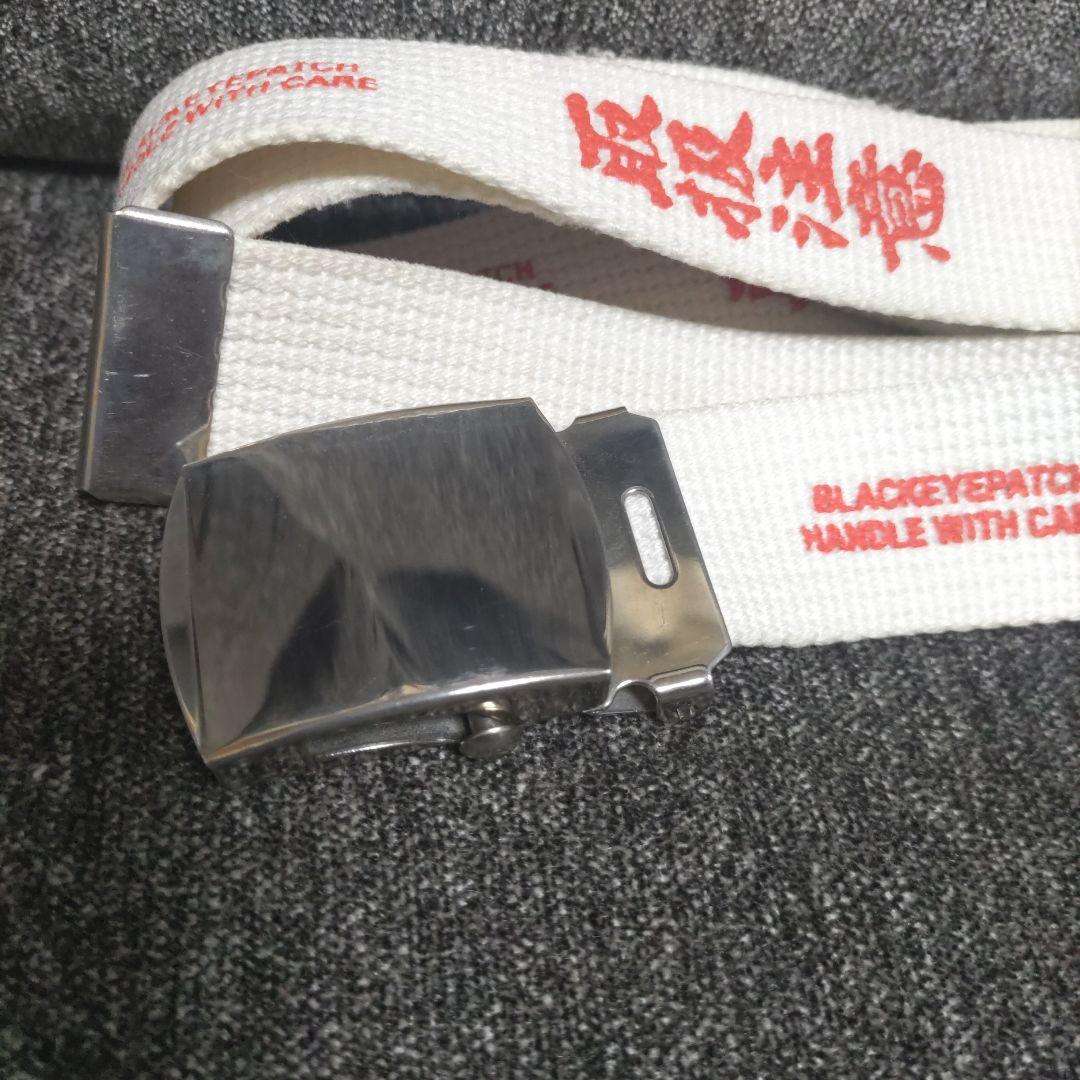 BLACK EYE PATCH】ガチャベルト 取扱注意 白×赤ロゴ - メルカリ
