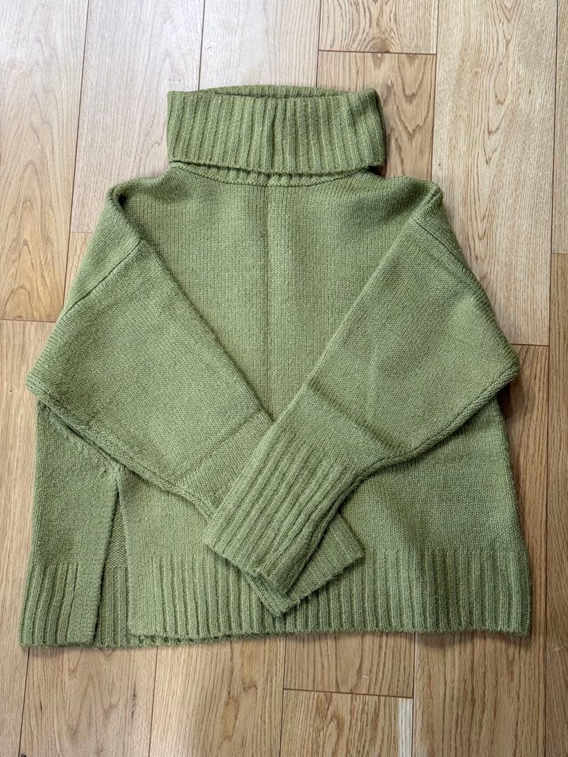 オリーブグリーン タートルネックニット - メルカリ