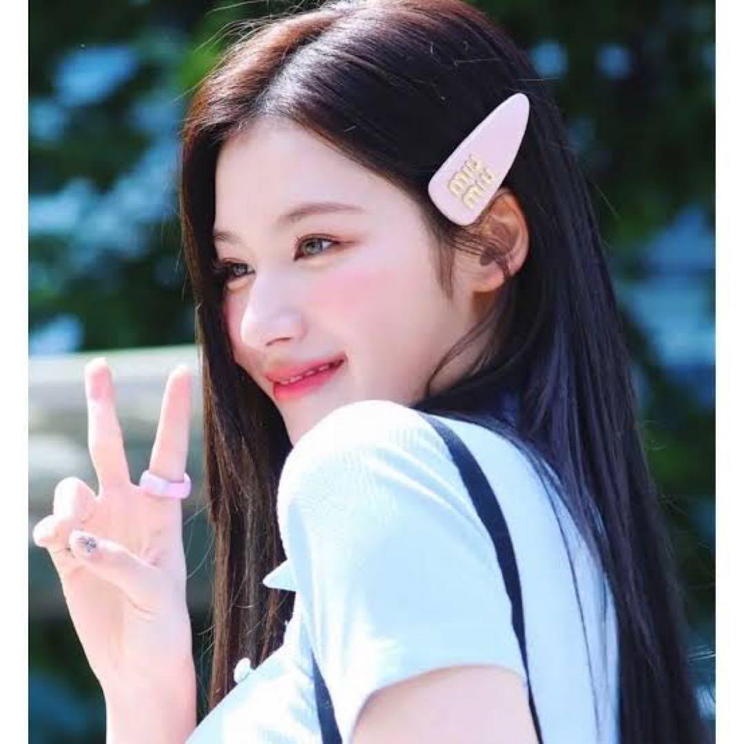 新品 ミュウミュウMIUMIU ヘアクリップ ピンク サナ着用 - メルカリ