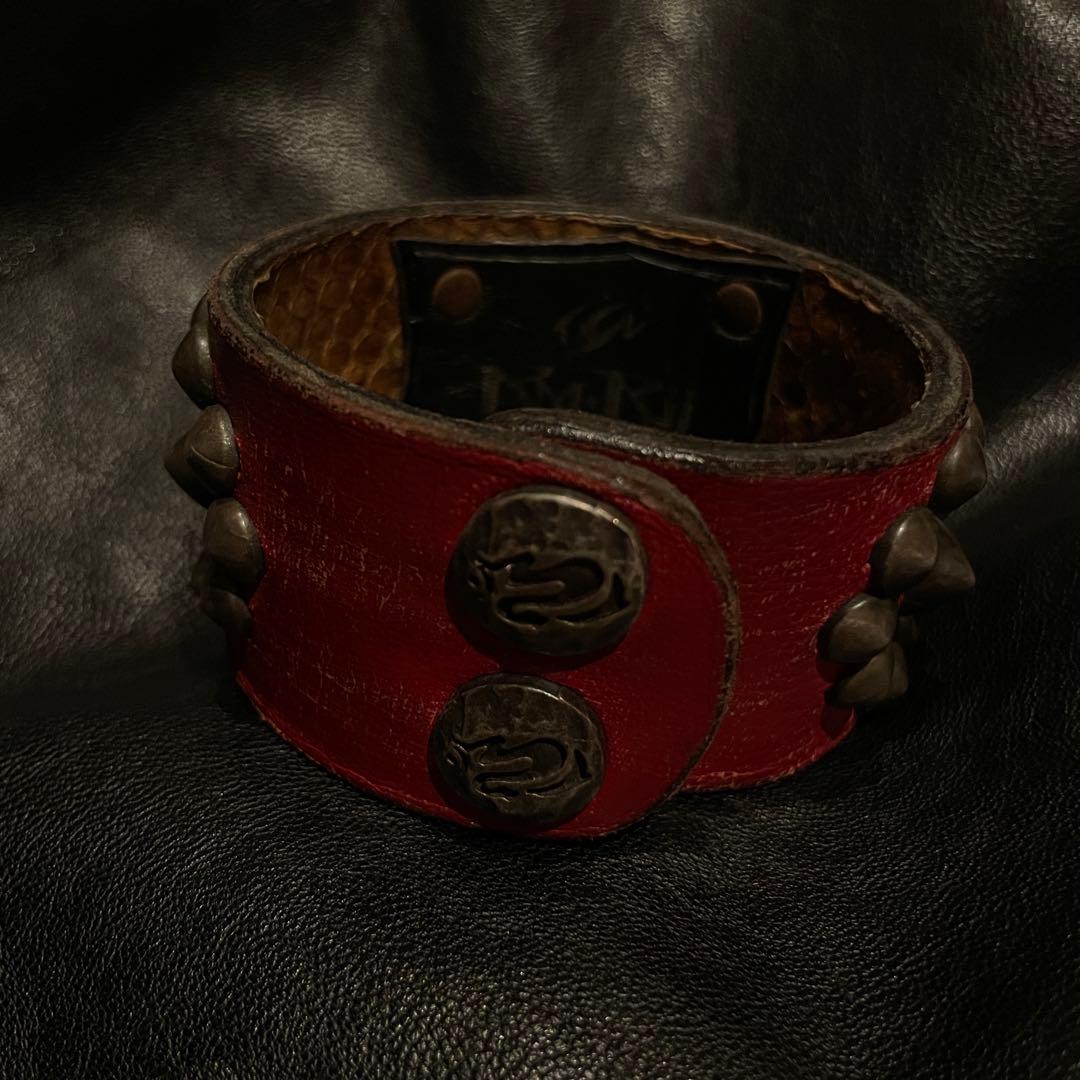 Kmrii】Hyde着 最上位モデル Red&Stud bracelet 蛇革 - メルカリ