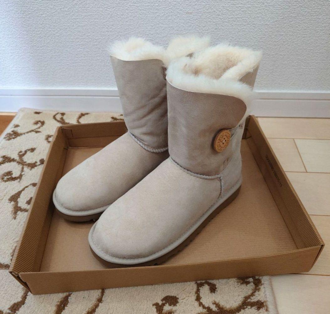 UGG W BAILEY BUTTON 5803 ムートンブーツ ballybottan001.jpg