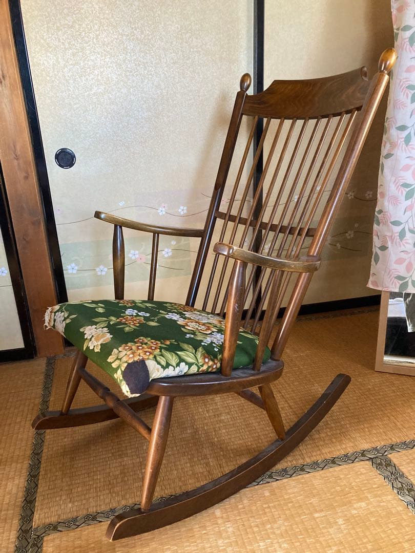 木製ロッキングチェア 花柄クッション付き 木製ロッキングチェア 花柄クッション付き