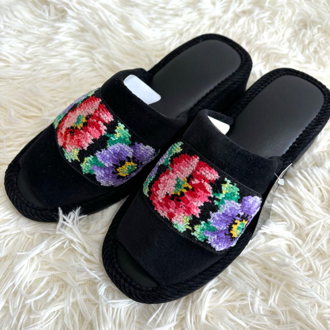新品タグ付 FEILER フェアラー スリッパ 花柄刺繍 黒 - メルカリ