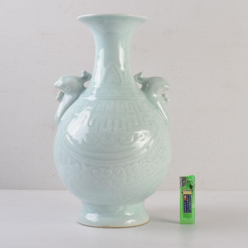 中国 大清乾隆年製款 粉青釉 双神獣耳瓶 V 8747A - メルカリ