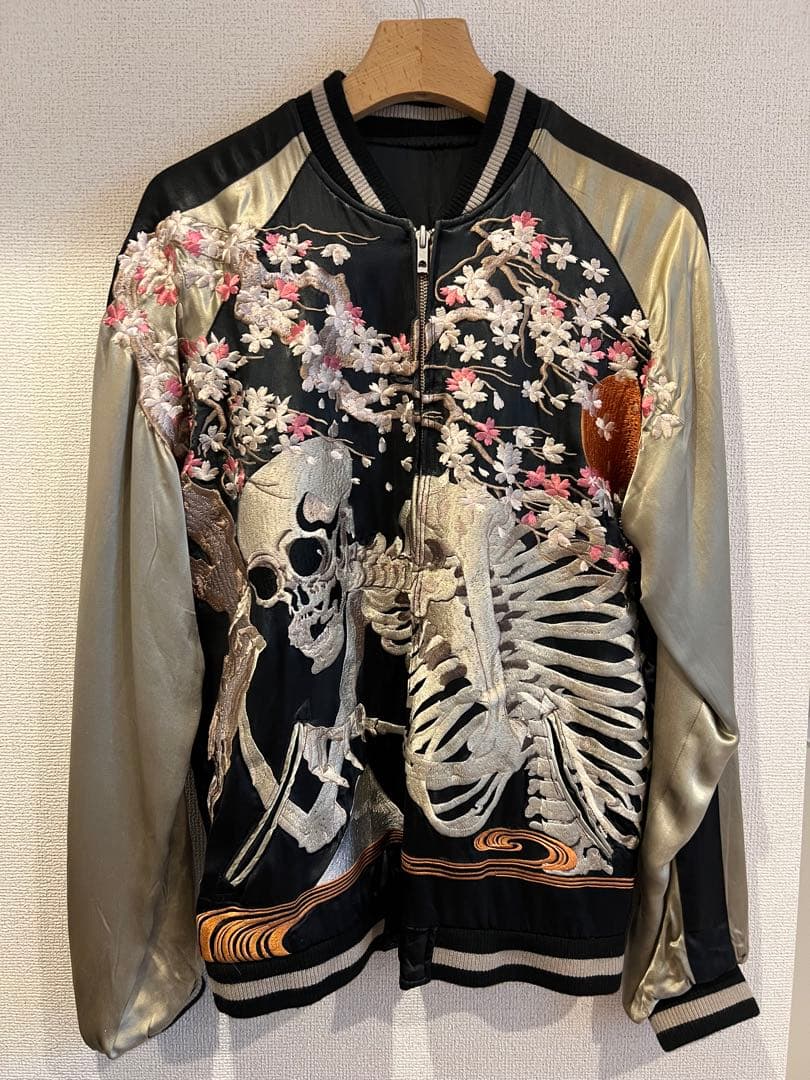 花旅楽団　桜と髑髏　抱きつき髑髏のリバーシブルスカジャン　これが最終値下げ！ 楽天市場】桜ガシャ髑髏刺繍スカジャン SKJ-014 SCRIPT花旅楽団