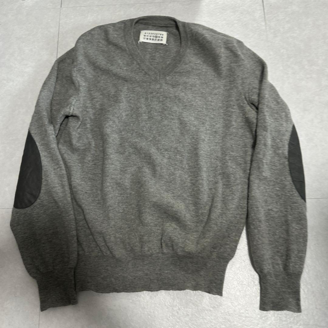メゾンマルジェラ グレー ウール混紡 セーター レザーエルボーパッチ