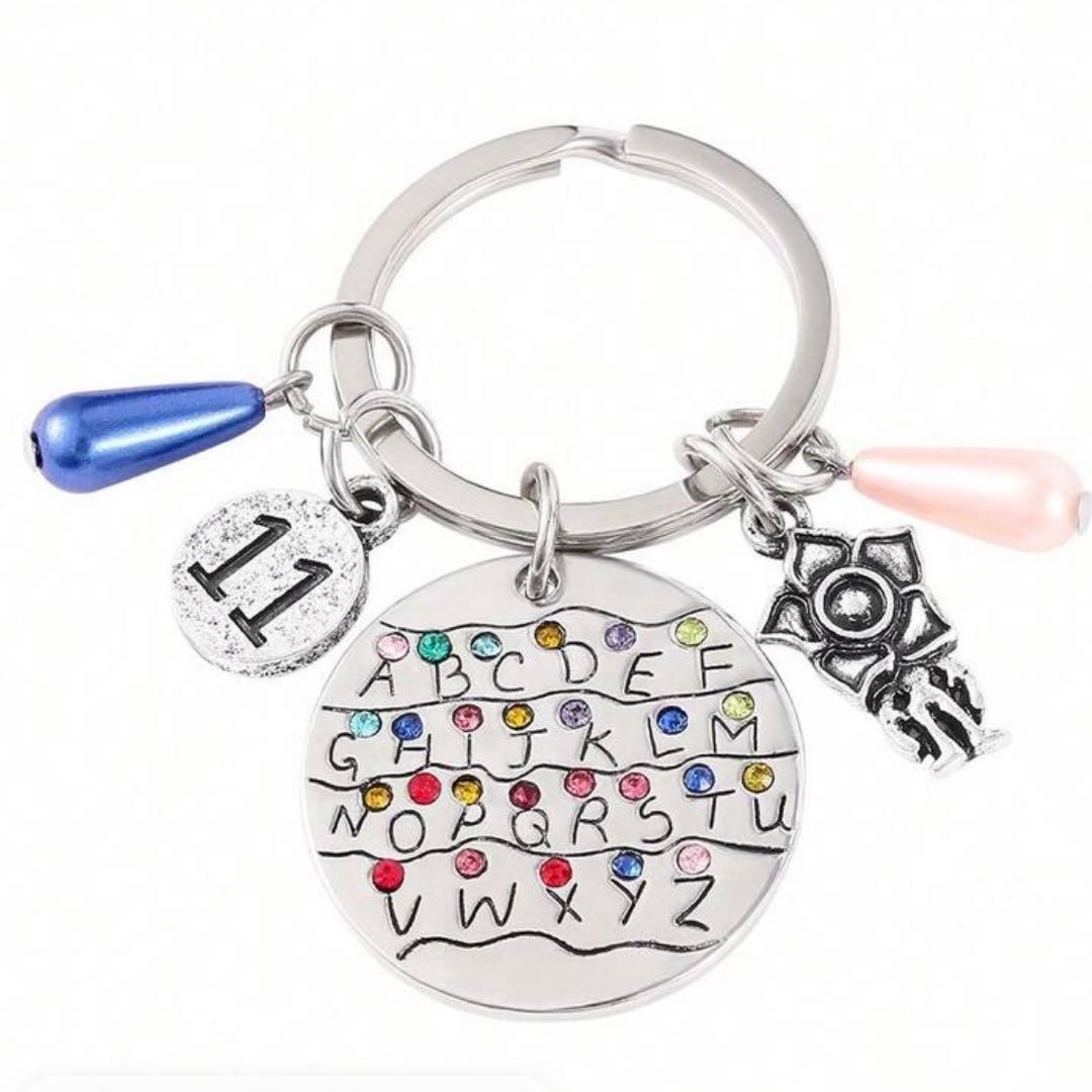 ストレンジャーシングス アルファベットデザイン キーホルダー - メルカリ