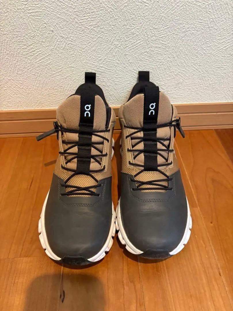 美品】Onハイキングスニーカー、ハイカット、防水、cloudetech - メルカリ