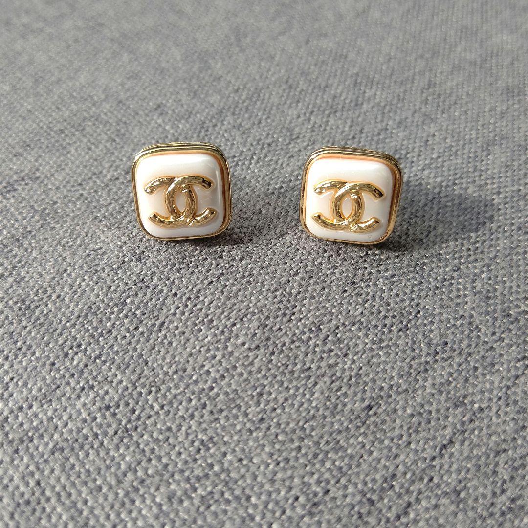CCロゴ ホワイト×ゴールド ピアス - メルカリ