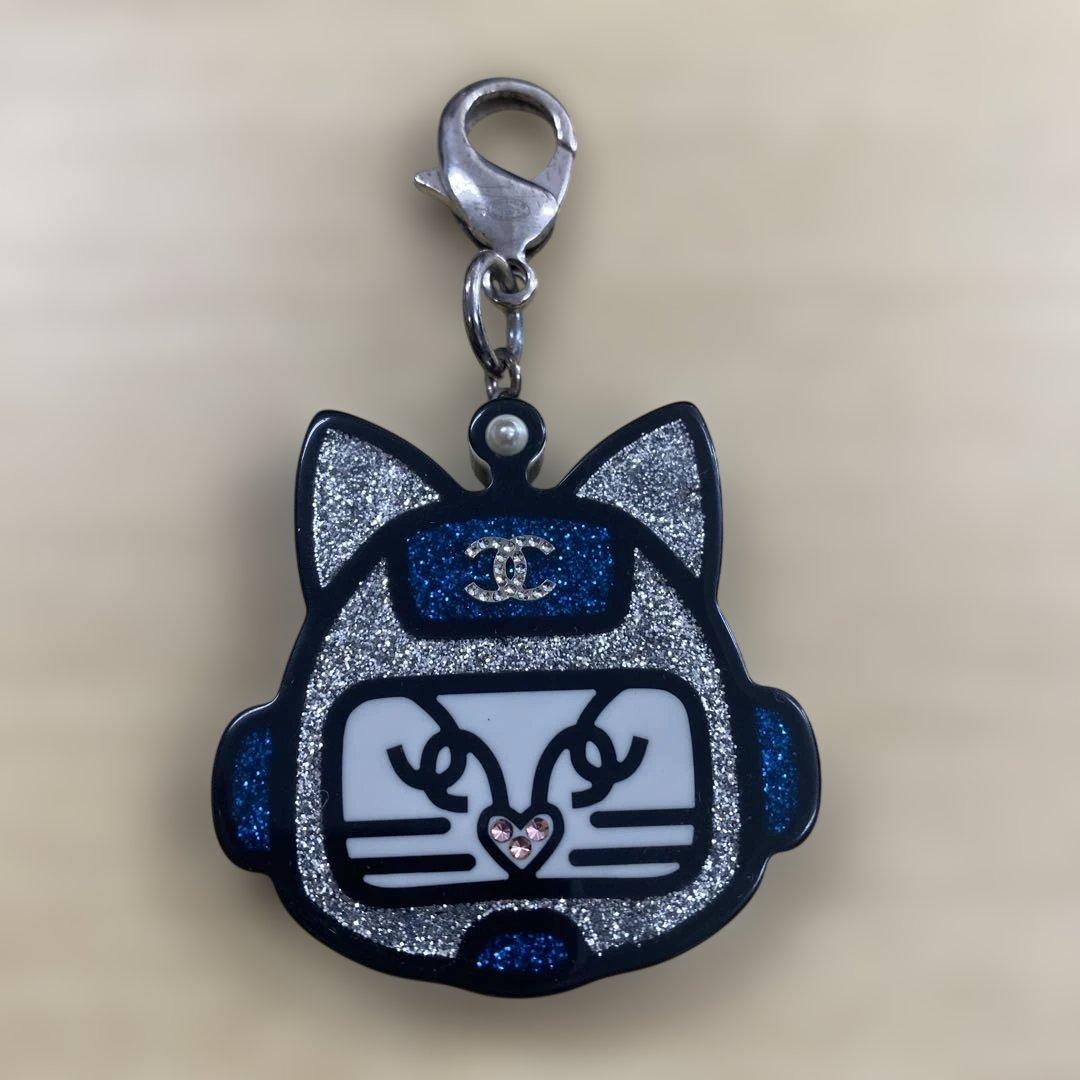 CHANEL シャネル キャットロボット チャーム キーホルダー 遊び心ある個性派デザイン】CHANEL ロボチャーム キーホルダー (CHANEL