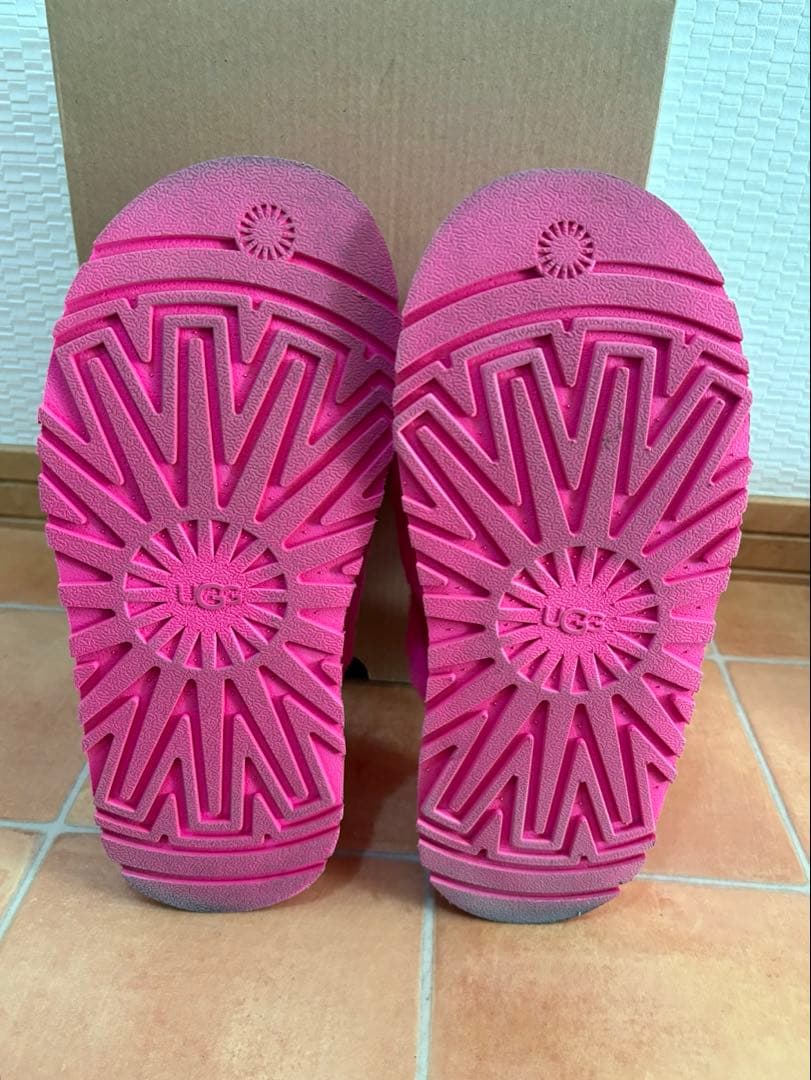 UGG ピンク ファーサンダル 37 - メルカリ