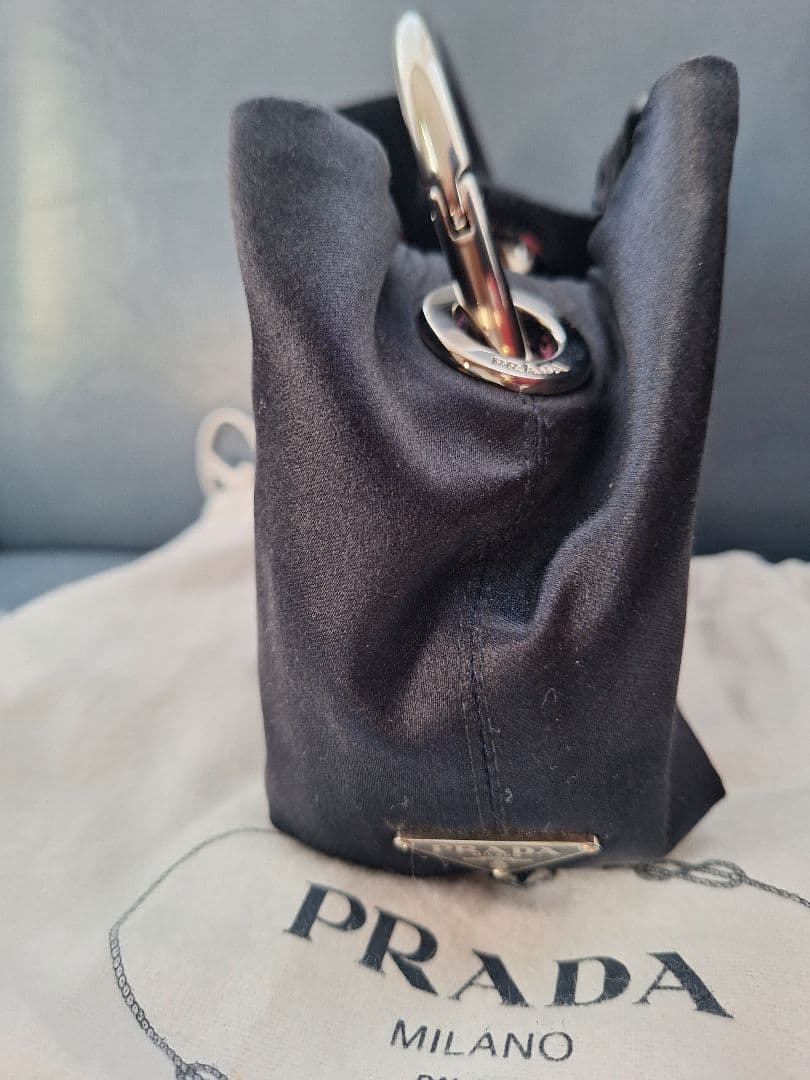美品 シルクPRADA 黒 リングハンドル パーティーバッグの通販はau PAY