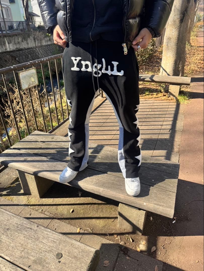 ブラック ジョガーフレアパンツ ロゴ入り yng4l - メルカリ