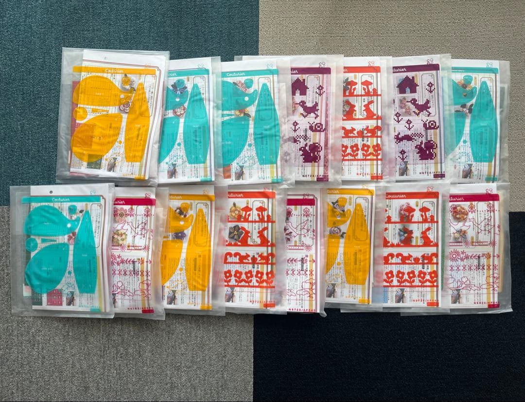 フェリシモ 小さな一輪に個性がキラリ つまみ細工の花図鑑の会 小さな一輪に個性がキラリ つまみ細工の花図鑑の会｜Couturier