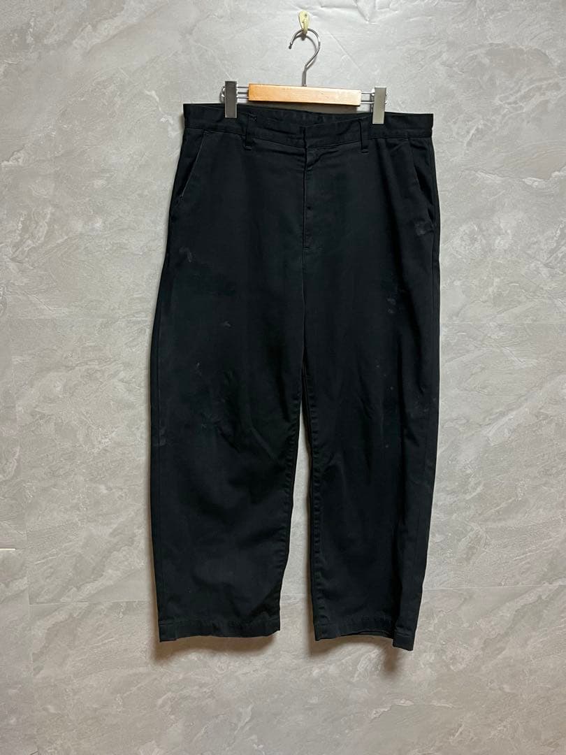 ANCELLM WISM 別注 WIDE CHINO PANTS ブラック ANCELLM×WISMから、特別なシルエットの「WIDE CHINO PANTS」が発売