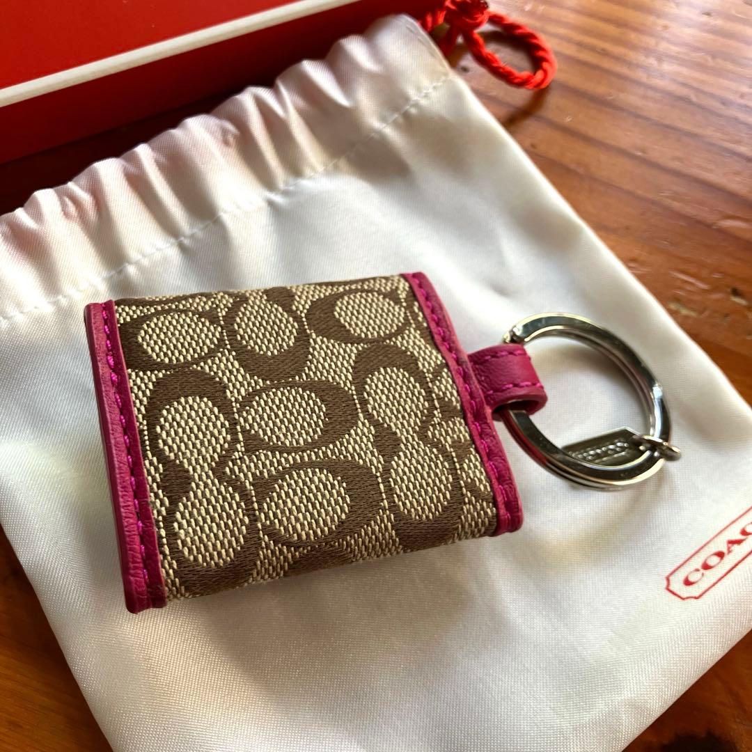 COACH ロゴ入り ベージュ ピンク レザーキーケース 写真入れ - メルカリ