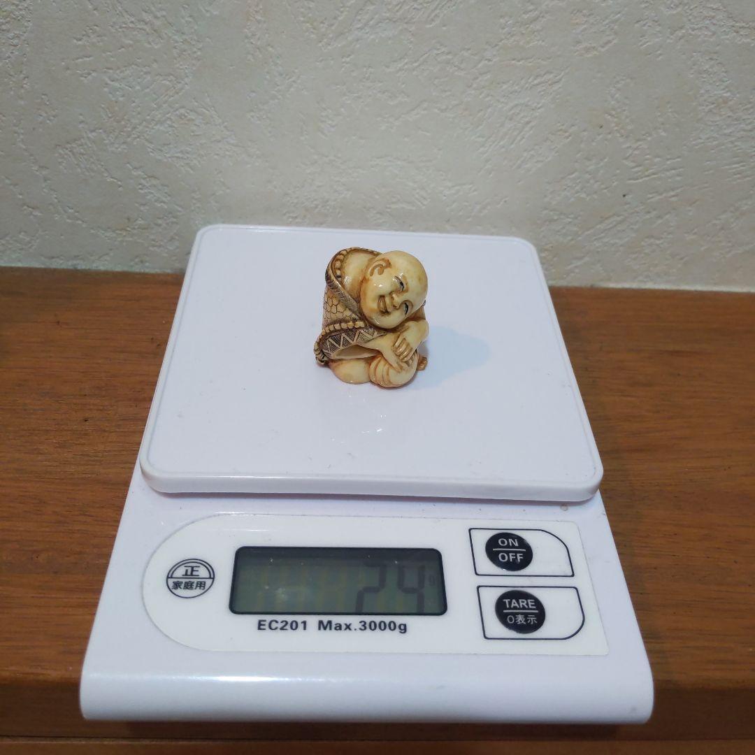 時代提物 人物根付 天然素材【首を傾げる小僧】高3.5cm 幅3cm 重さ24g