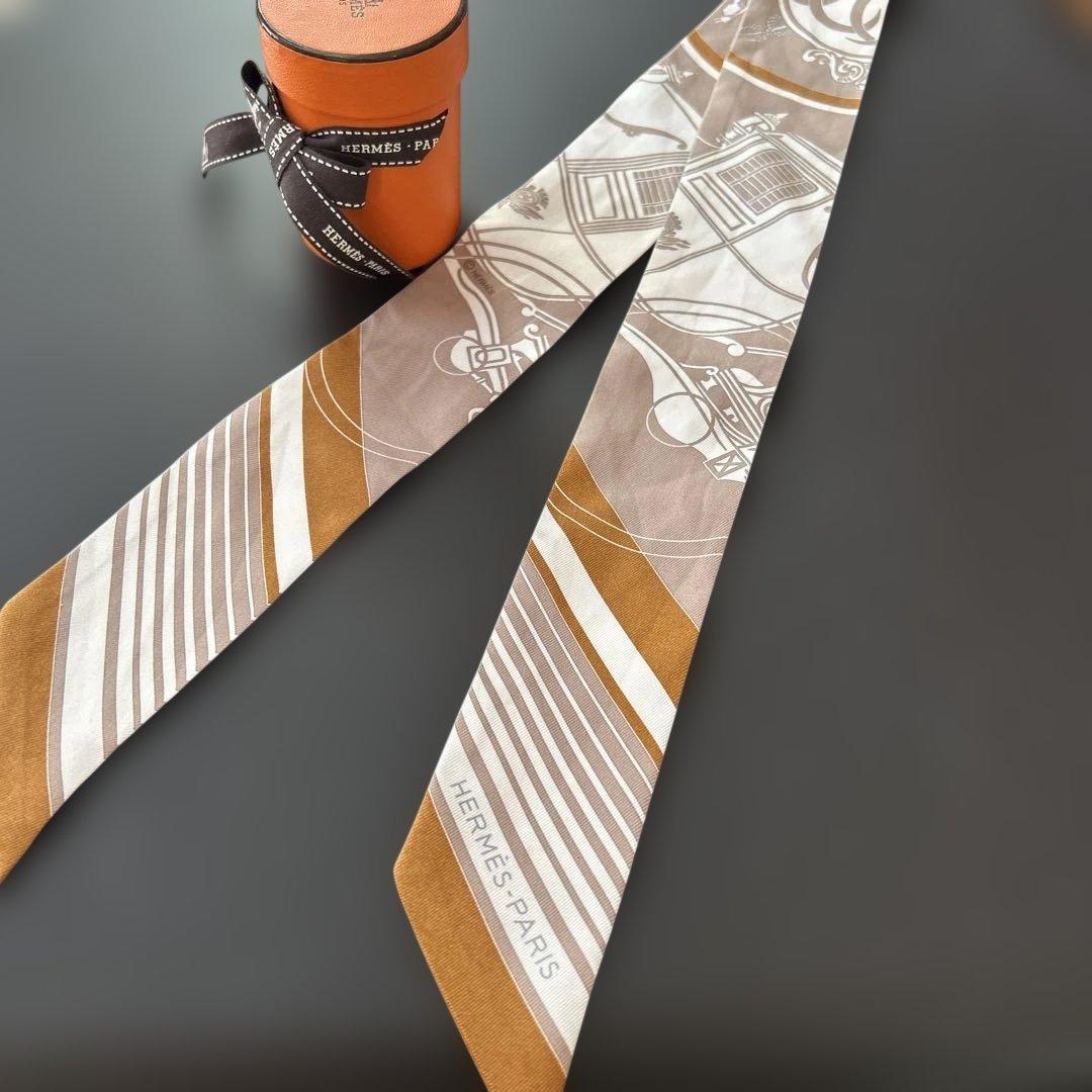 HERMES シルクスカーフ エクスリブリス　ブラウン　ホワイト HERMES - 新品未使用 エルメス シルクスカーフ カレH80 フリンジ