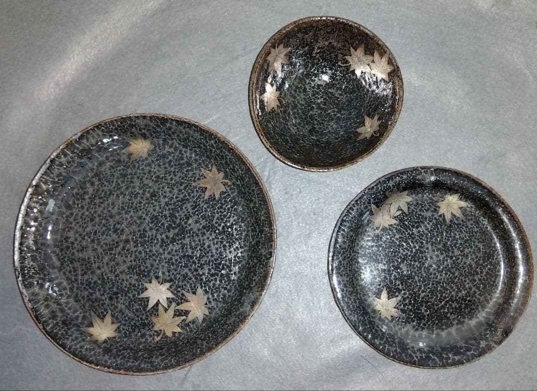 美濃焼の名工 三浦繁久作品 鼠志野紅葉紋様の向付け中鉢と中皿と大皿