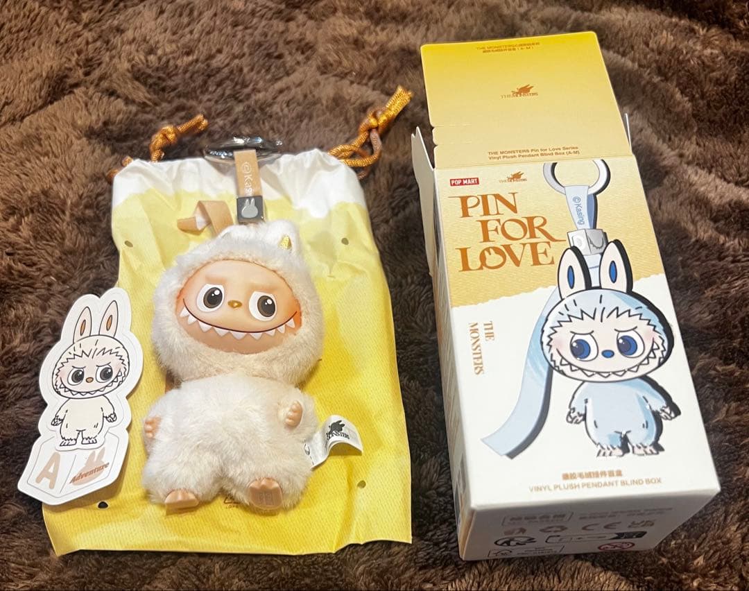 イニシャル A】ラブブ PIN FOR LOVE アルファベットa - メルカリ