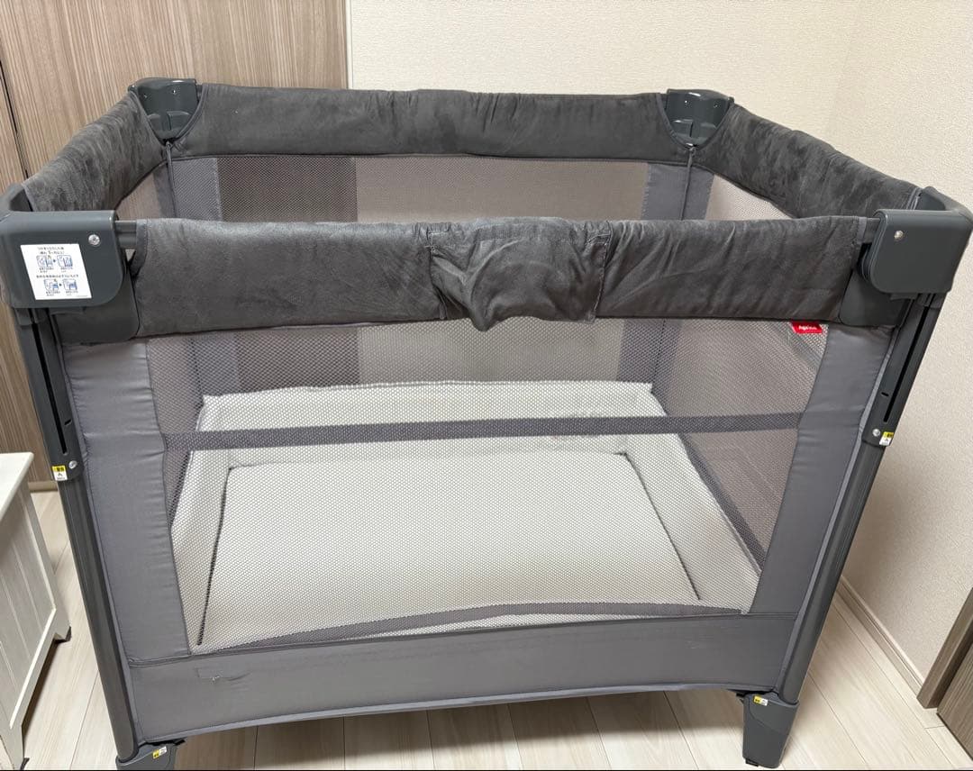 【新品購入】里帰りや自宅にも　アップリカ ココネル エアープラス AB グレー アップリカ ココネル エアープラス AB グレー ベビーベッド | イオン