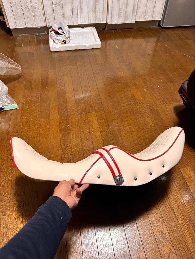 ゼファー400 ゼファー 猫背シート サムアップシート カスタムシート 鋲