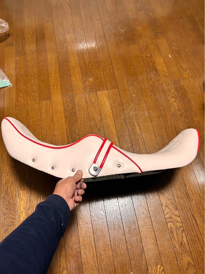 ゼファー400 ゼファー 猫背シート サムアップシート カスタムシート 鋲