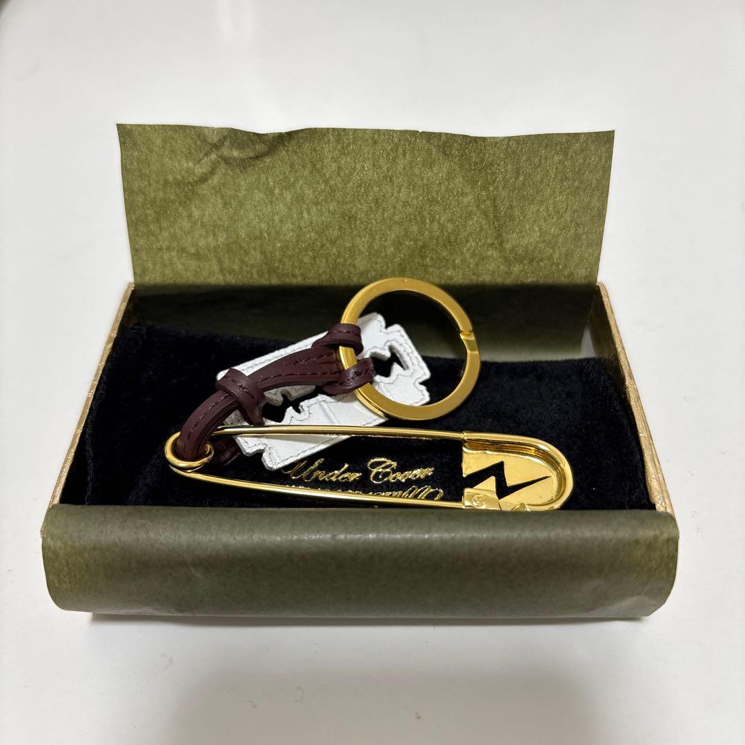 UNDERCOVER 安全ピン型キーホルダー ゴールド - メルカリ