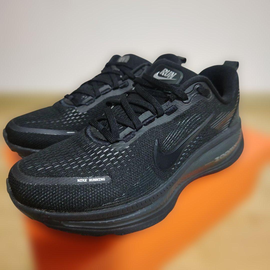 ナイキ　ボメロ18ブラック　25.5cm