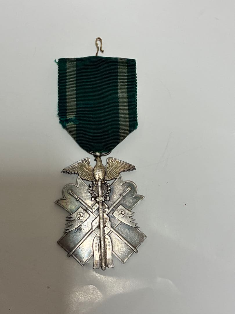 旧日本軍 功七級金鵄勲章 当時物・帯付き・レア・希少品 - メルカリ