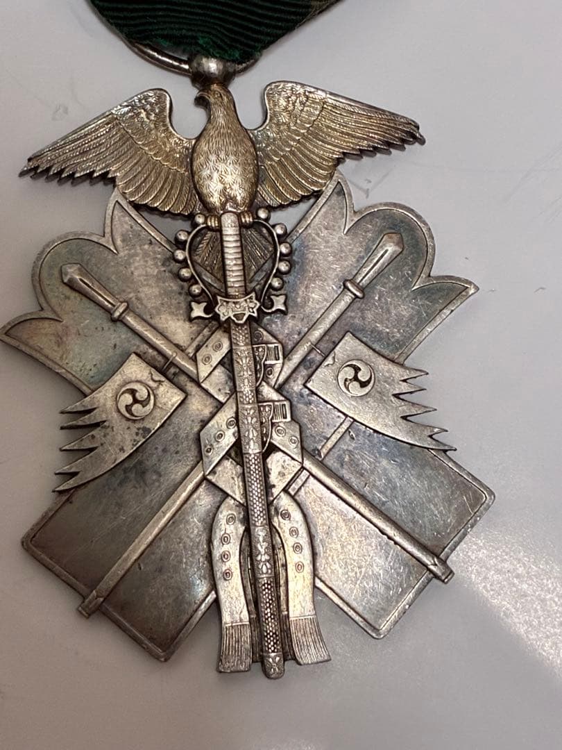 旧日本軍 功七級金鵄勲章 当時物・帯付き・レア・希少品 - メルカリ