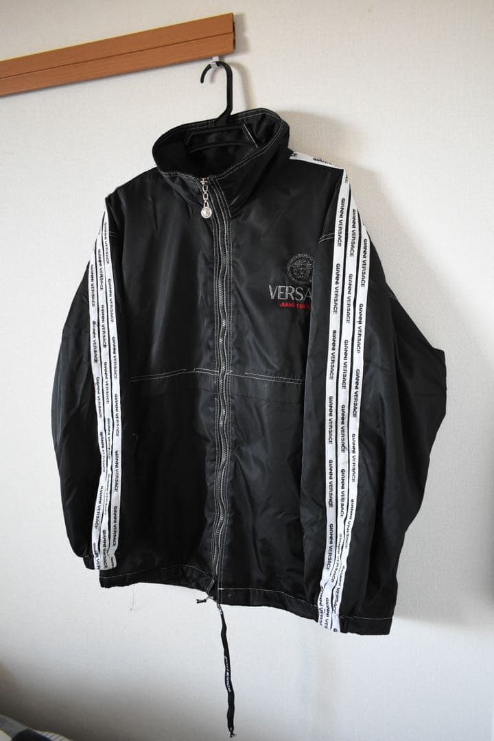 OLD VERSACE jeans 刺繍 ナイロンジャケット ブラック 90s ヴィンテージ VERSACE JEANS COUTURE ヴェルサーチ ナイロン