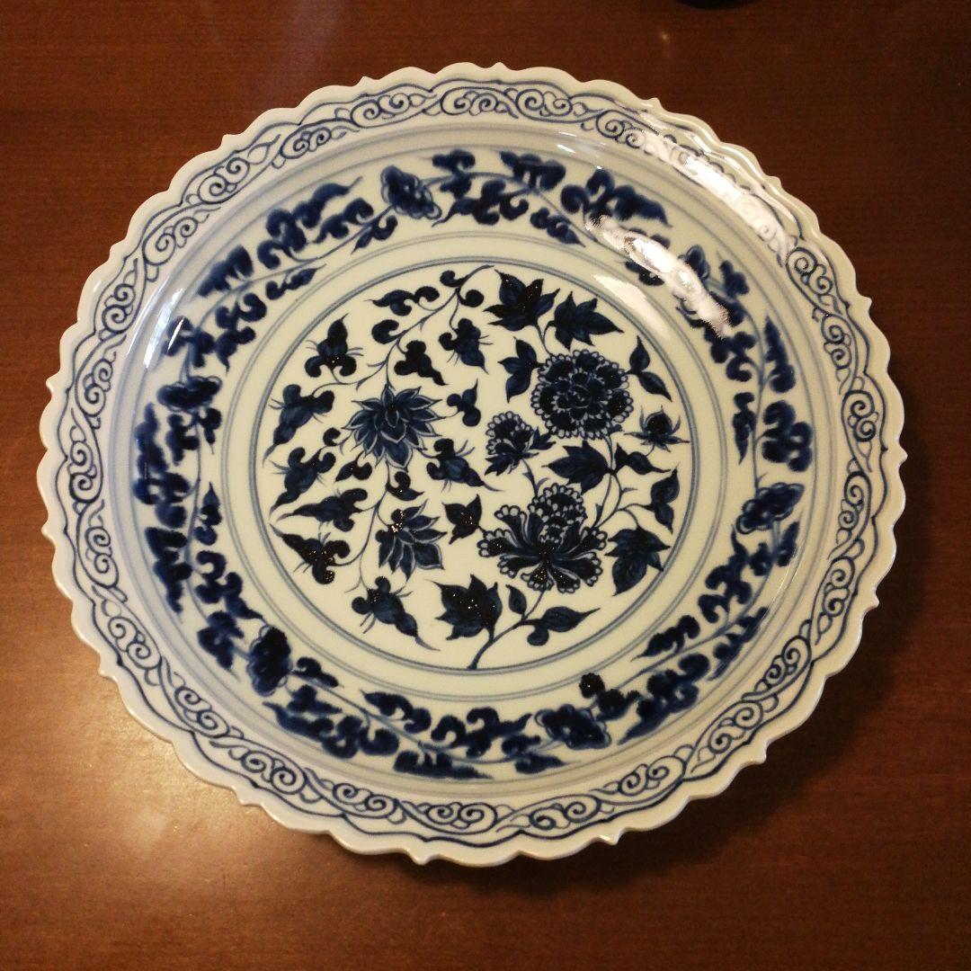 大皿　青い染付が特徴的な陶器の皿 鍋島 染付 山水文 皿 | 鶴田 純久の章 お話