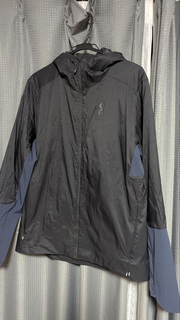 【値下げ】On オン インシュレータージャケット ブラック フード付き On オン ランニングジャケット Insulator Jacket インシュレーター
