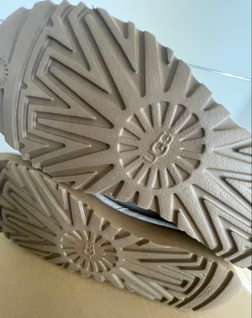 美品UGGムートンブーツ グレー7 スワロフスキーWOTERRESISTANT - メルカリ